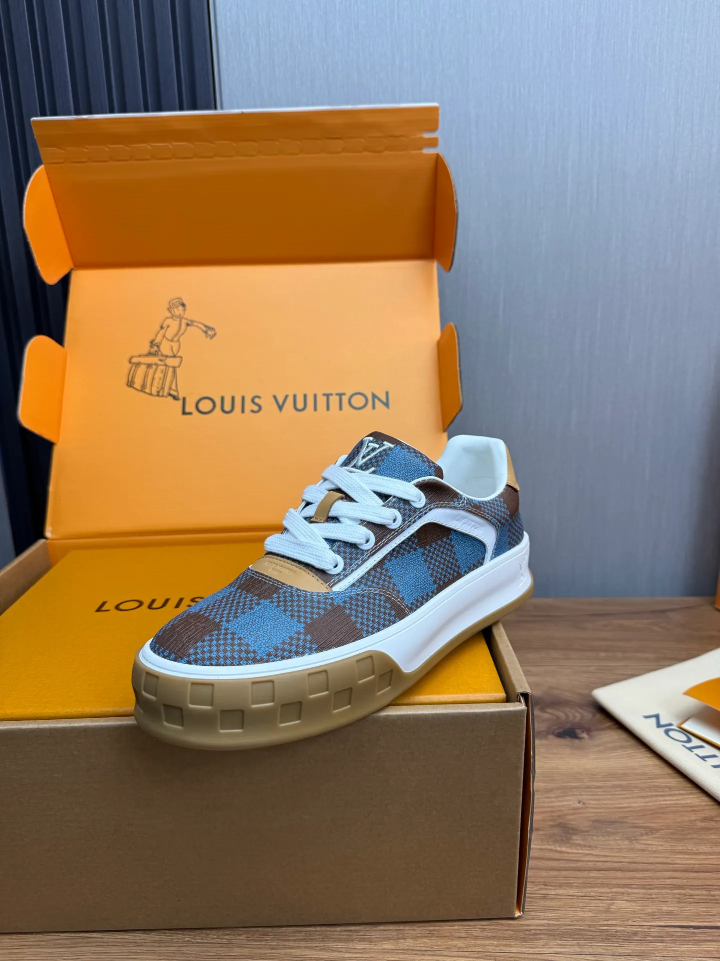 Men's shoes 620💰 Lv. Top purchasing agent🇮🇹 Louis Vuitton, sports sneakers counter synchronization, uppers imported from Italy, high-quality splicing and complex handicrafts, imported mesh pads are soft and comfortable, soles: original factory special soles, TPU exclusive movable molded soles super comfortable, original factory single goods, 🔍🔍high quality, you can enter and exit the counter at will, welcome to compare, code number 38-44 (customized 38.45)